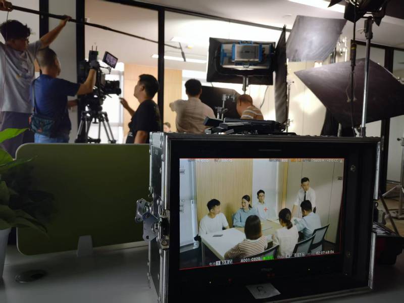 自贡TVC拍摄公司：科技产品视觉化大师，诠释未来感与功能美学