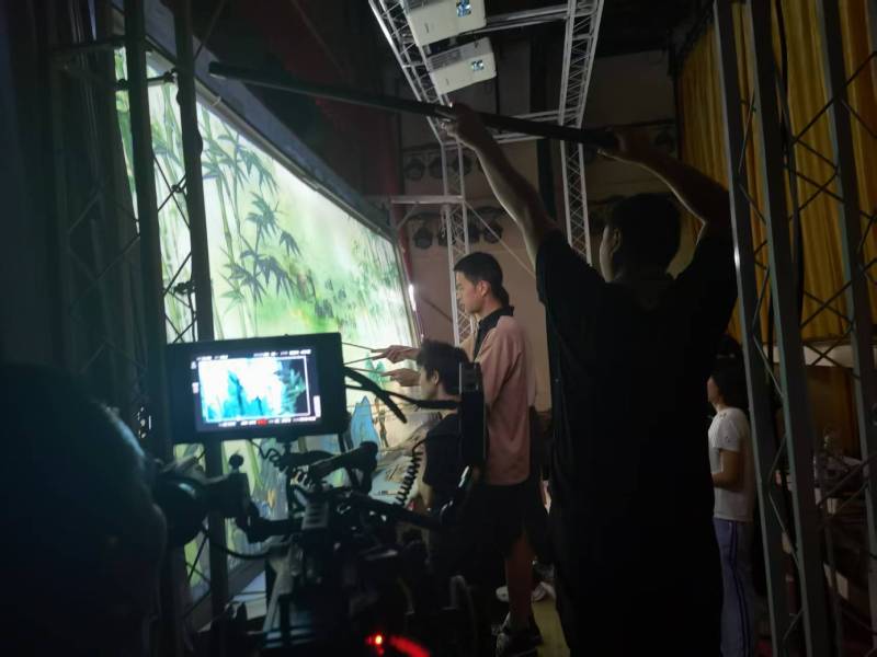 自贡TVC拍摄公司：美妆时尚造梦师，雕琢细节中的高级质感